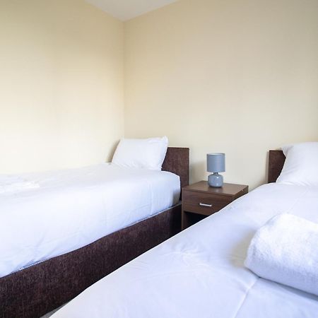 Newly Launched Two Bedroom House By Den Accommodation Short Lets & Serviced Accommodation With Garden Londres Extérieur photo