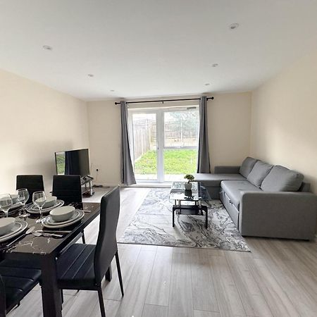 Newly Launched Two Bedroom House By Den Accommodation Short Lets & Serviced Accommodation With Garden Londres Extérieur photo