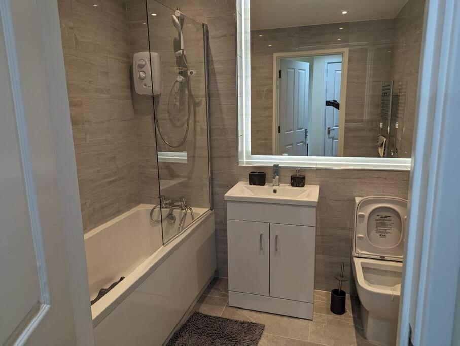 Newly Launched Two Bedroom House By Den Accommodation Short Lets & Serviced Accommodation With Garden Londres Extérieur photo