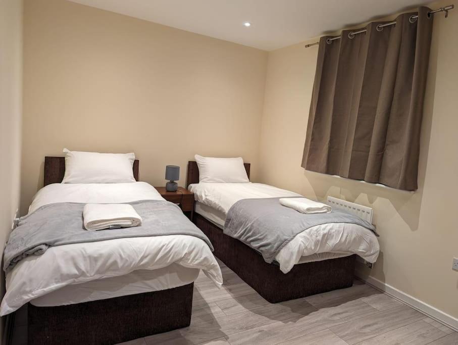 Newly Launched Two Bedroom House By Den Accommodation Short Lets & Serviced Accommodation With Garden Londres Extérieur photo