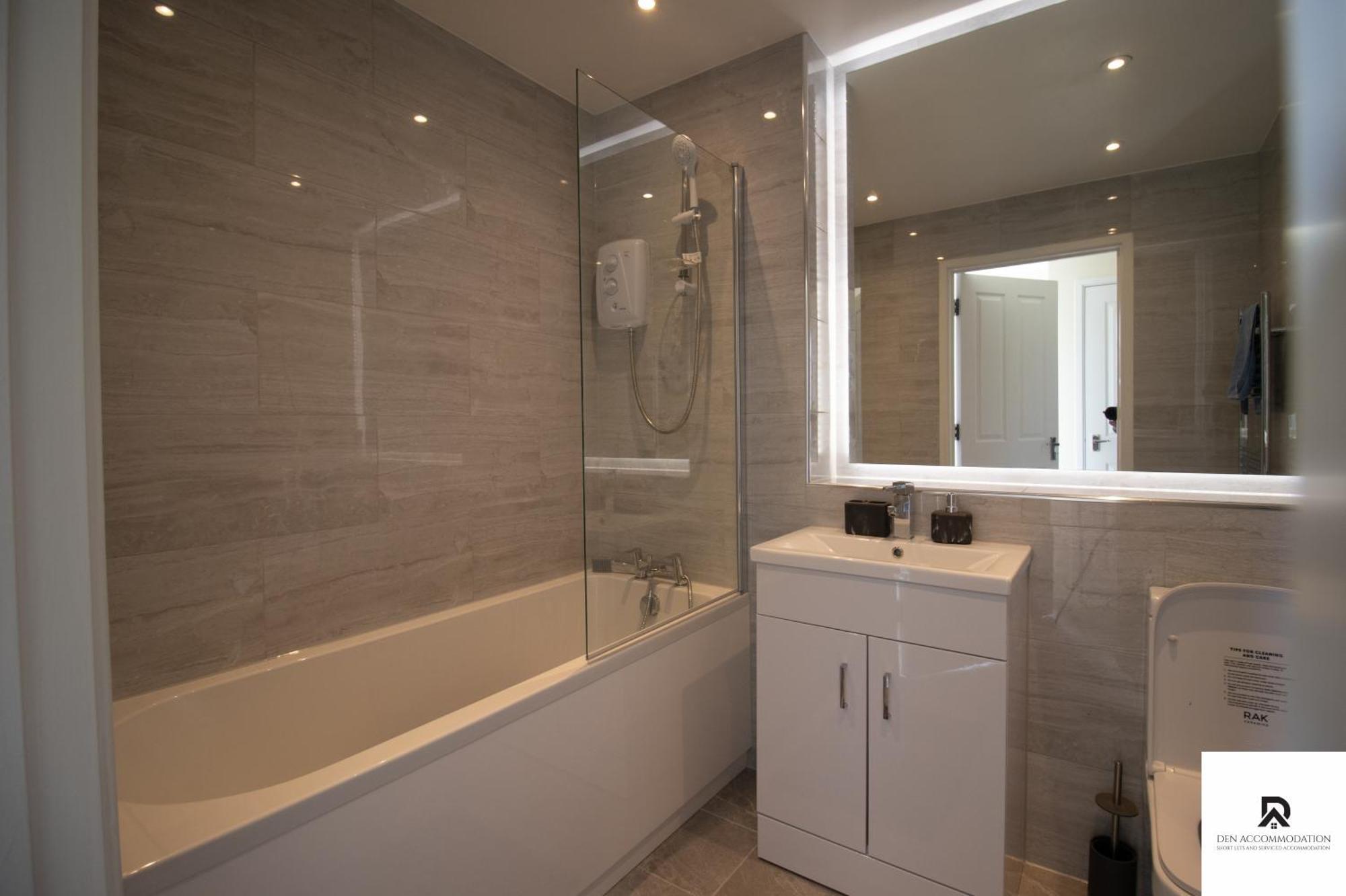 Newly Launched Two Bedroom House By Den Accommodation Short Lets & Serviced Accommodation With Garden Londres Extérieur photo